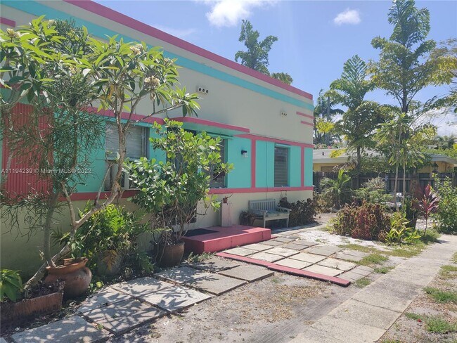 Building Photo - 403 NE 14th Ave