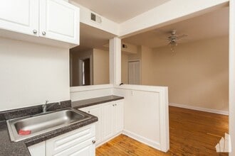 Building Photo - 550 W Aldine Ave