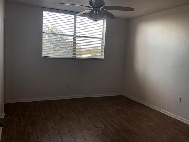 Building Photo - 1800 N Lauderdale Ave