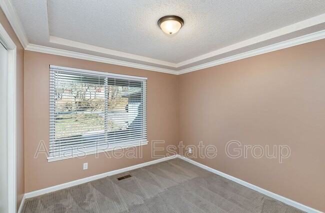 Building Photo - 13915 Midland Dr