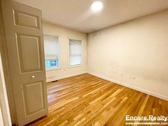 Foto del edificio - 128 Hillside St