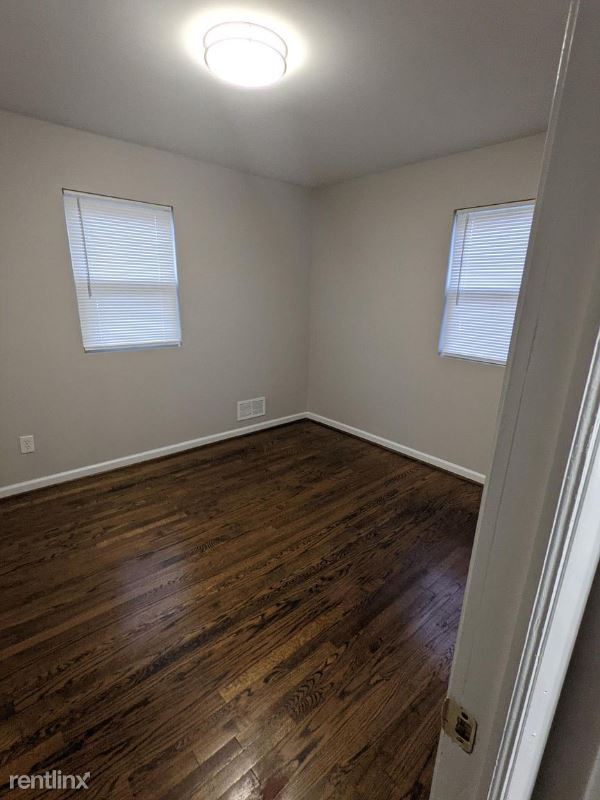 Building Photo - 1848 Chatsworth Dr