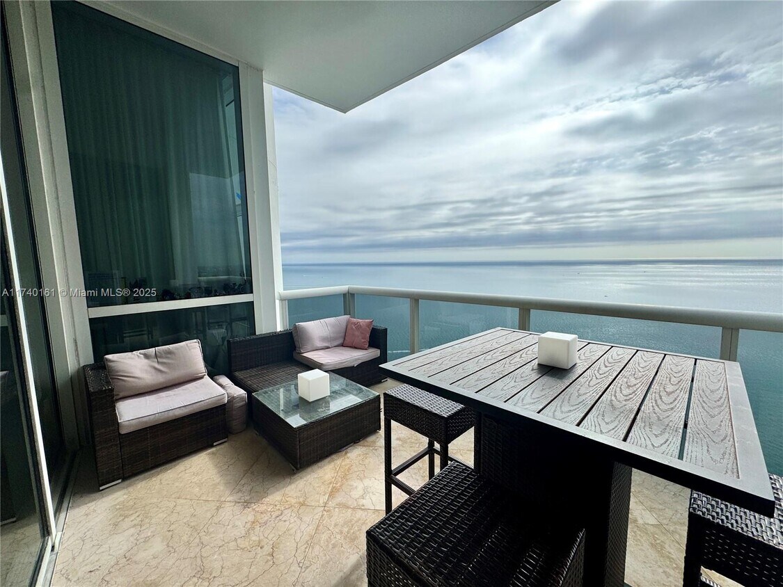 Foto principal - 18101 Collins Ave