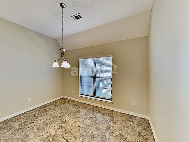 Foto del edificio - 8716 Nuthatch Ln