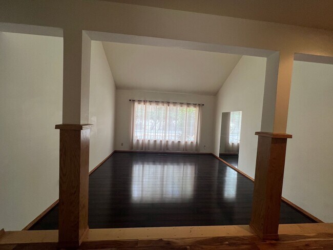 Foto del edificio - Non-Refundable & Security Deposit Total: $...