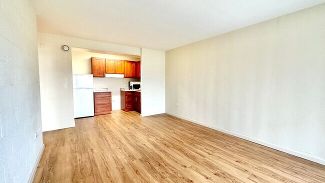 Building Photo - SPACIOUS 1 BED/1 BATH/1 PARKING w/ LANAI - AVAILABLE NOW in TOWN HOUSE - Conveniently Located!