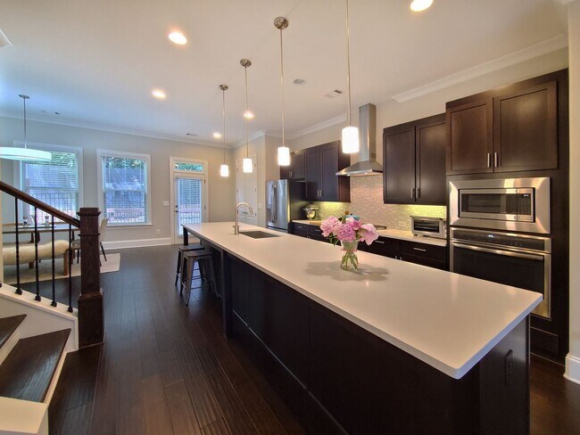Foto del edificio - Stunning Executive Townhome in Gated Brook...