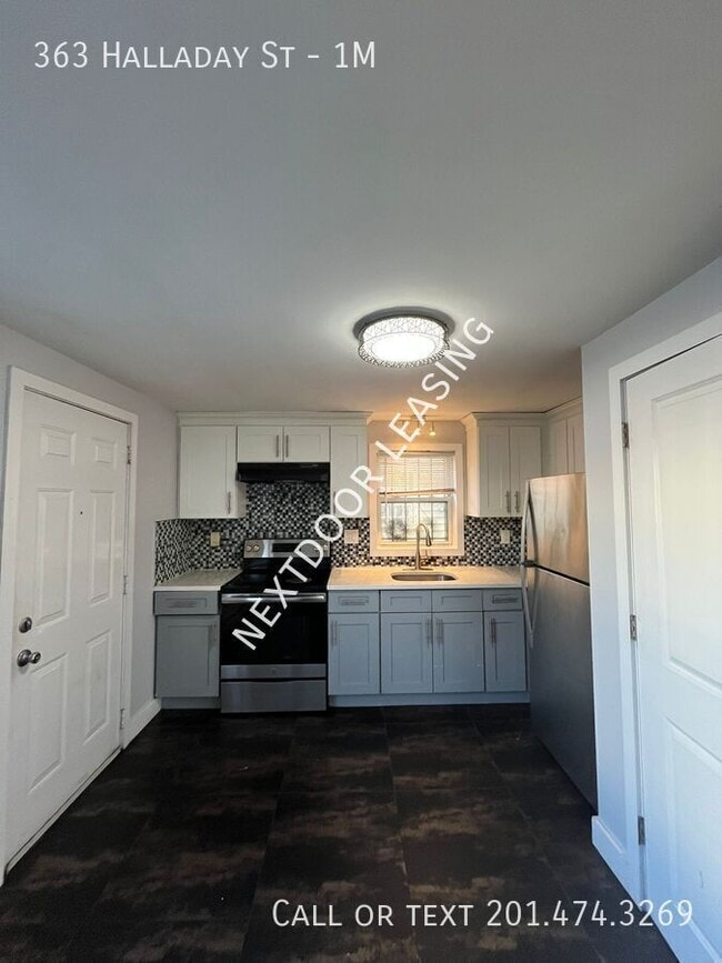 Building Photo - 363 Halladay St