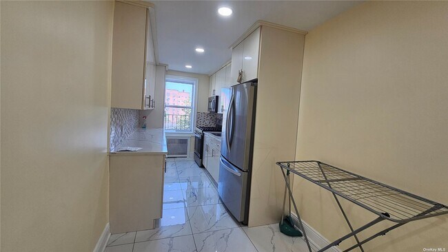 Foto del edificio - 105-38 64th Rd