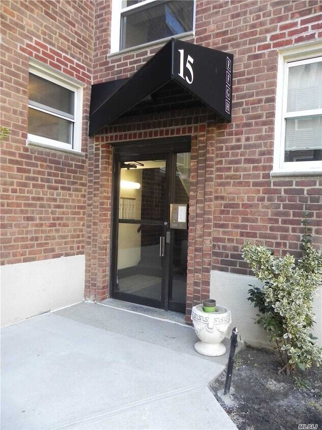 15 Schenck Ave Unit 3F, Great Neck Plaza, NY 11021 Apartment for Rent