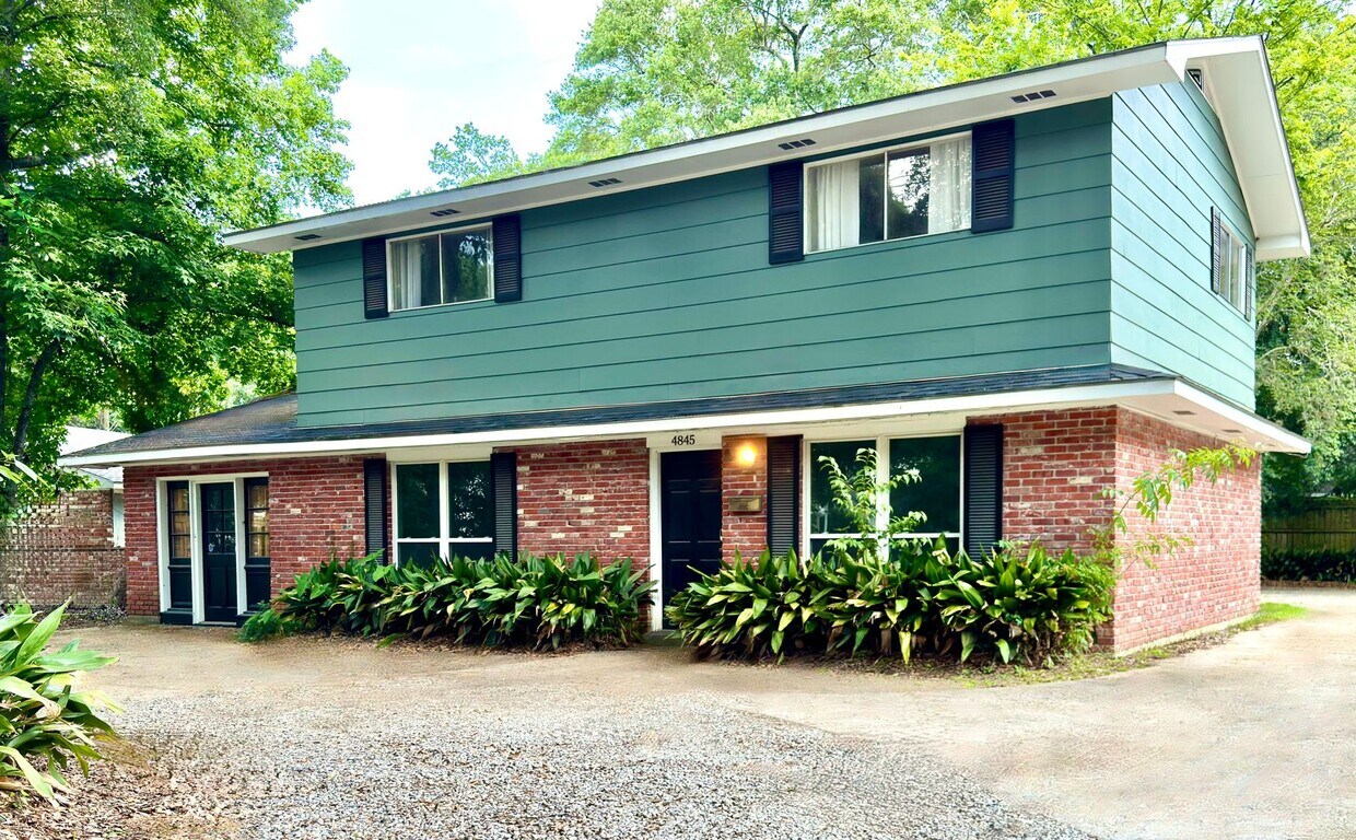 Foto principal - Cozy 4 Bed, 2.5 Bath Home in Desirable Hig...