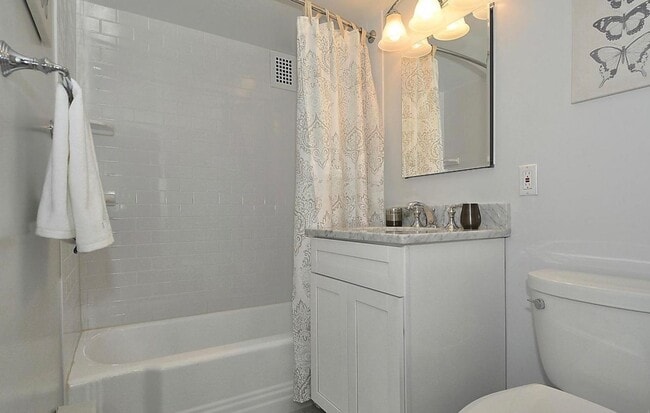 Building Photo - Renovated 1/1 in Dupont Circle! All Utilit...