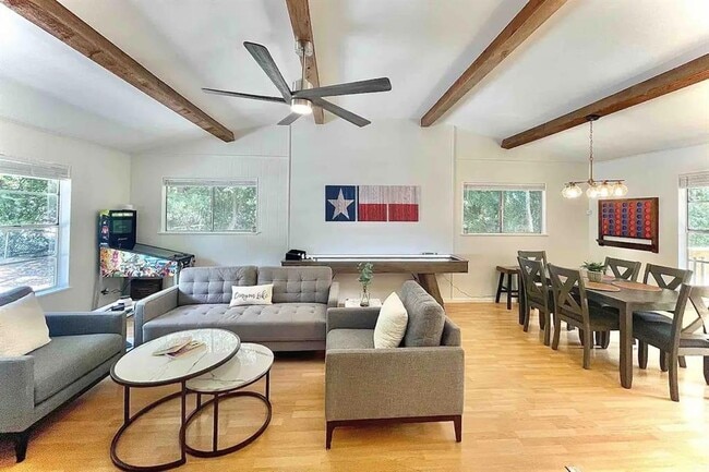 Building Photo - 1582 Valley Dr