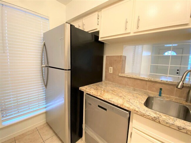 Foto del edificio - 6701 Sands Point Dr