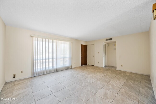 Foto del edificio - 8261 E Fay Ave