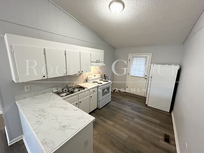 Building Photo - #450 - 212-214 Crozier St Duplex
