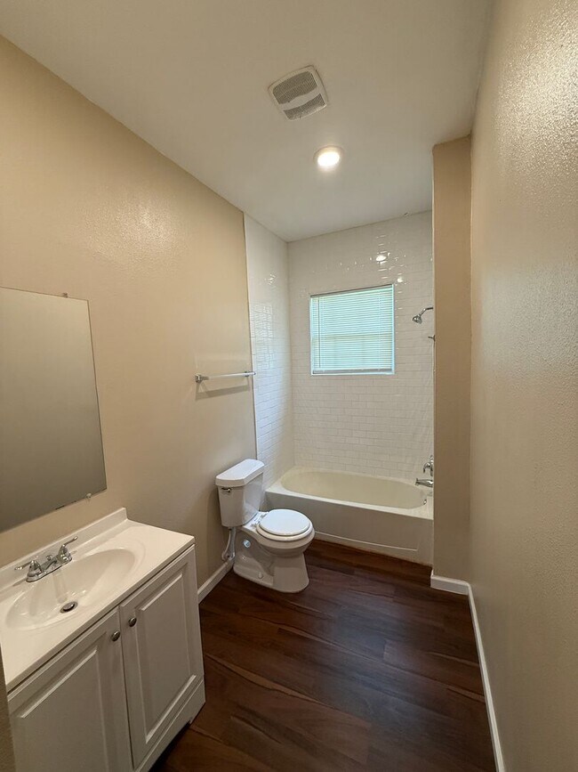 Foto del edificio - Renovated home in Silsbee! Available NOW -...
