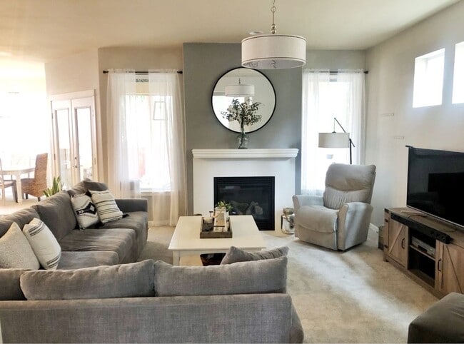 Building Photo - Gorgeous 4 bed plus den