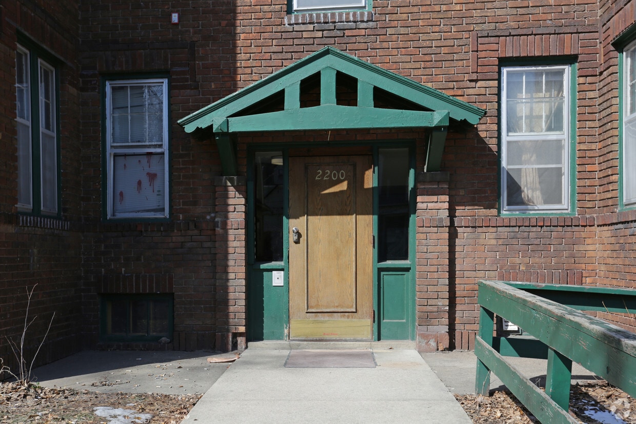 Building Photo - 2200 Harriet Ave