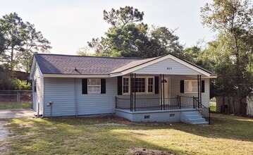Building Photo - 807 Laurel Rd