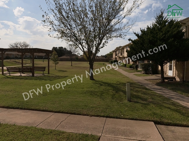 Building Photo - 27 E Creek Ln