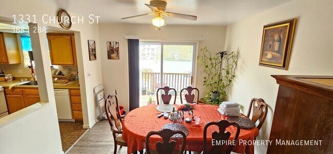 Building Photo - 3 Bedroom/1.5 Bathroom Town House in Fount...