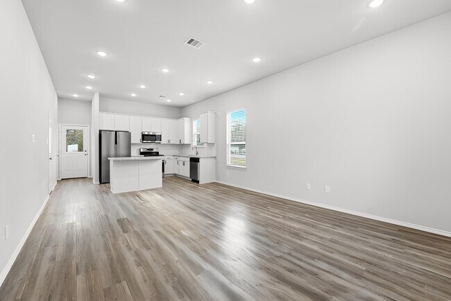 Building Photo - 15618 Sycamore Dr