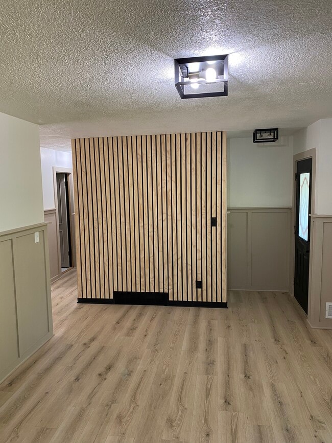 Beautiful feature wall in living room - 2928 Westedge Blvd
