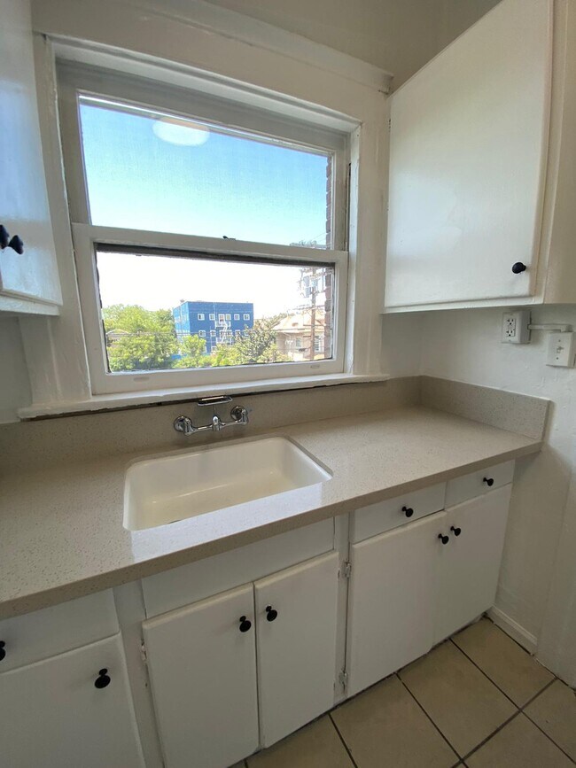Foto del edificio - 1647 W 11th St