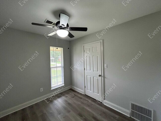 Building Photo - 3360 Fairmeadow Dr
