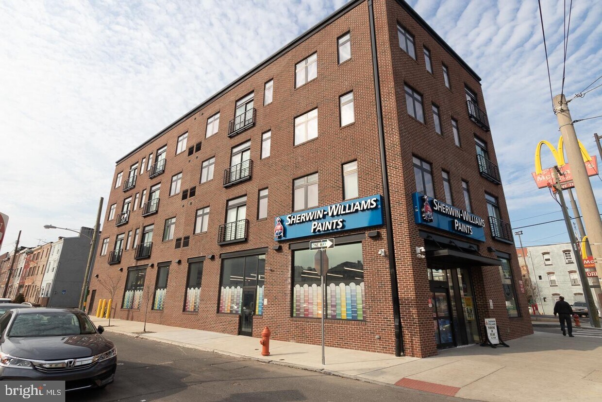 Primary Photo - 18 W Girard Ave