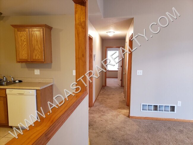 Foto del edificio - Spacious Edgerton Duplex-Available in MAY!!