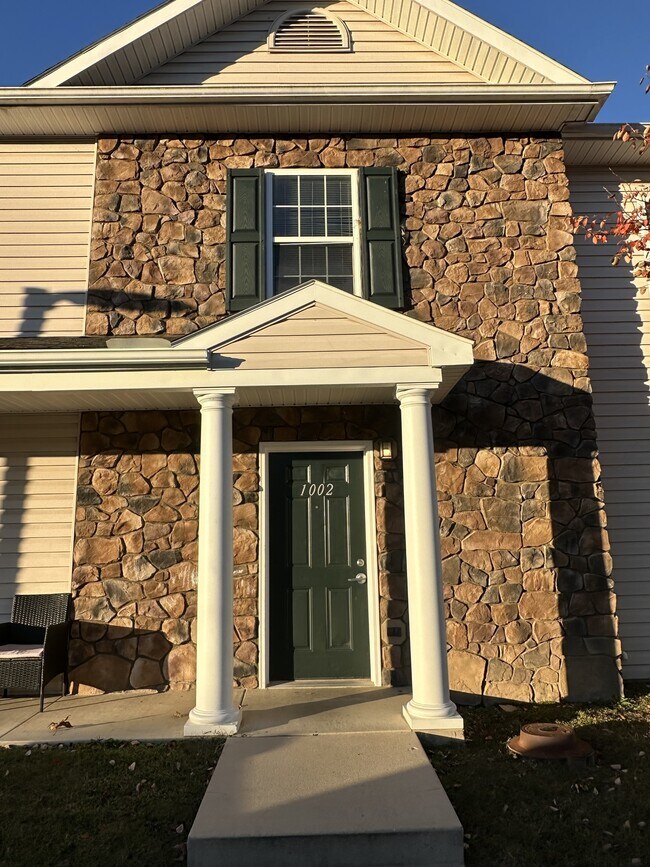 Building Photo - 1004 Hot Point Ave