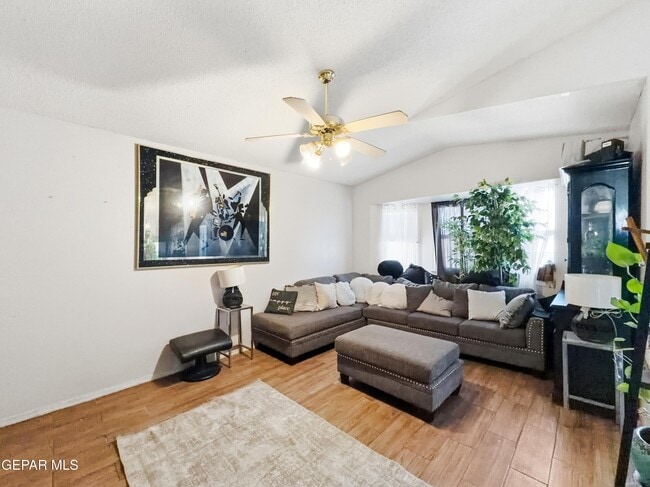 Foto del edificio - 1476 Enrique Perez Cir