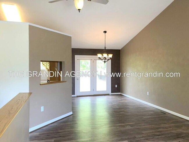 Building Photo - 1811 Meadows Ct