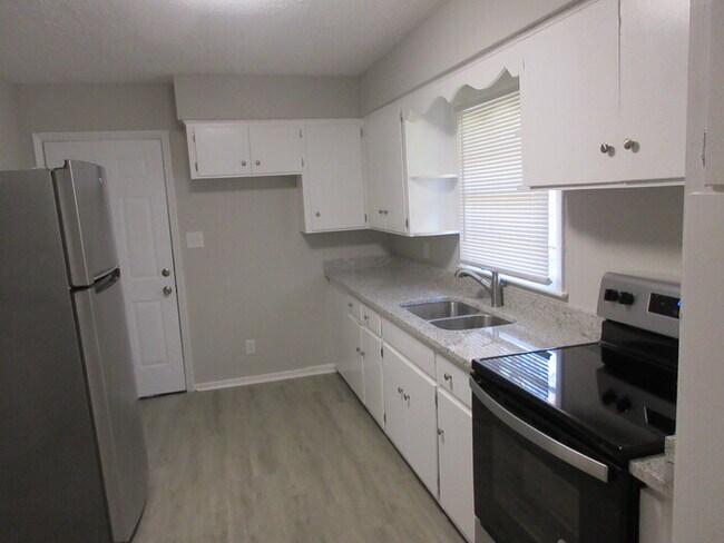 Building Photo - 1427 Rosewood Dr