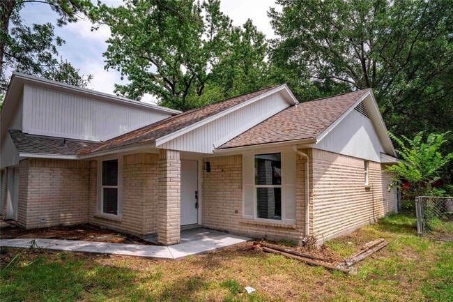 Building Photo - 9214 Woodland Oaks Dr