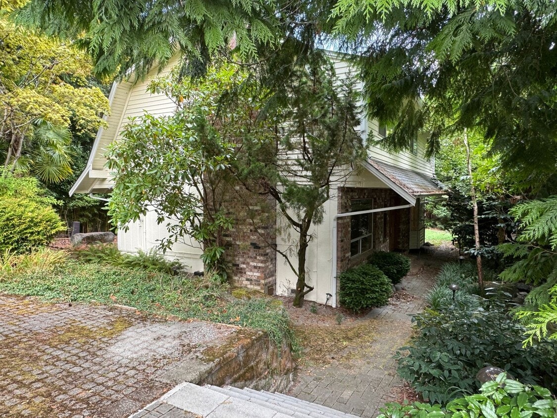 Primary Photo - Beautiful and private Mercer Island Home