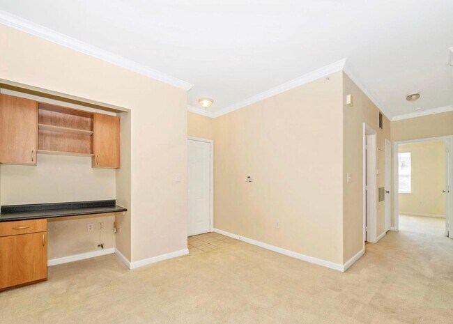 Foto del edificio - Top Floor 2+2, Walk up, no one above you, 1 res parking space