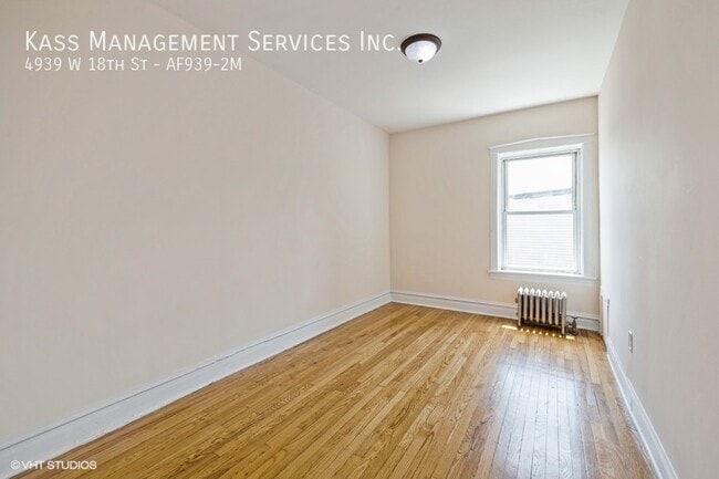 Building Photo - *INCOME RESTRITED*Spacious 1 bed w/ Heat I...