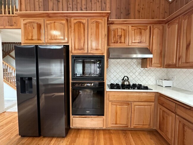 Foto del edificio - Unique and Spacious 3 Bedroom, 3 Bath Home...