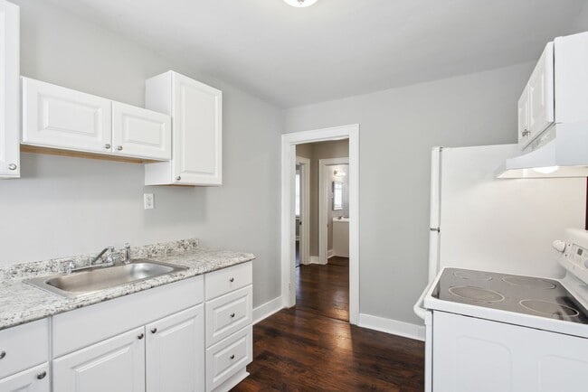 Building Photo - Large 2 Bedroom/1 Bath Downtown Home Near Forsyth Park