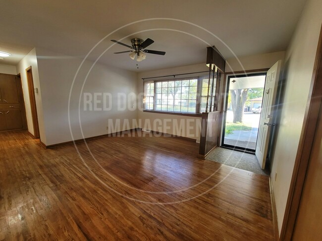 Building Photo - 1402 W Lotus St