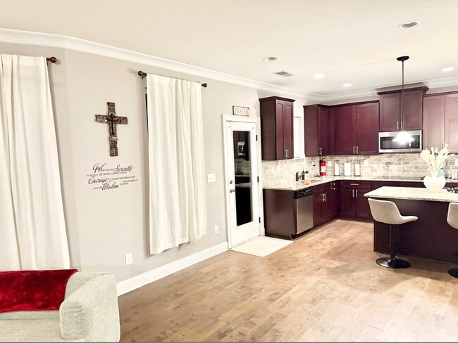 Foto del edificio - 819 Burch Creek Dr