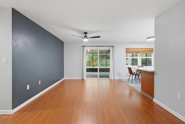 Foto del edificio - Roomy 3 bedroom 2 bath with great fenced yard
