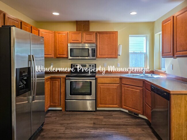 Foto del edificio - *AVAILABLE NOW* Beautiful and convenient 3...