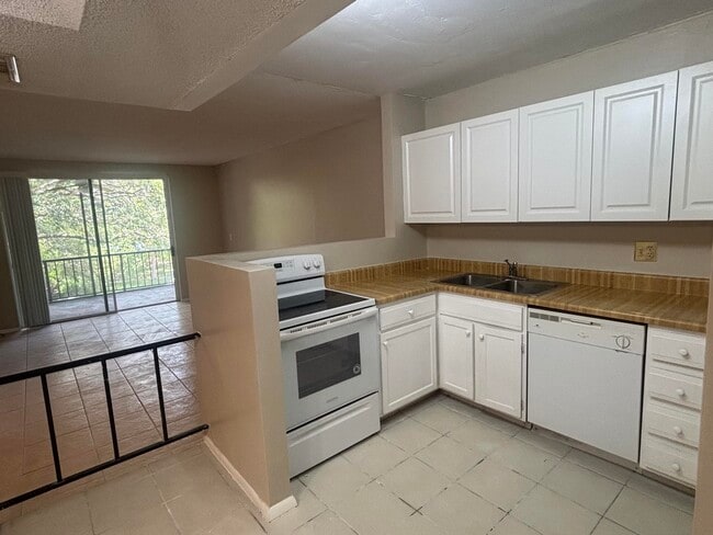 Building Photo - 3720 Inverrary Dr
