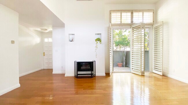 LIVING ROOM WITH DOUBLE HEIGHT CEI - 13236 Fiji Way