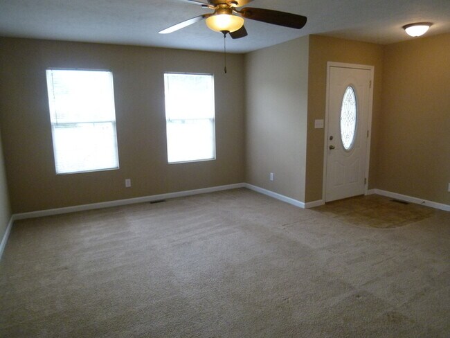 Foto del edificio - Spacious East Side 4 Bed 2 Bath Home, 2-Car Garage, Total Electric, Pets Welcome!