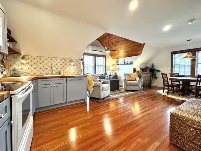Building Photo - 316 Succotash Rd